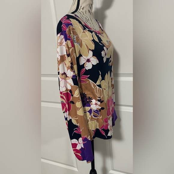 Discreet Navy and Violet Floral Top - Picture 4 of 8